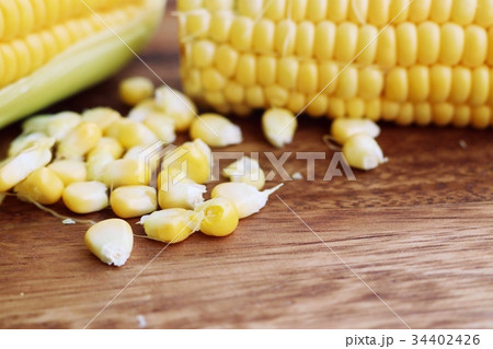 fresh corn 34402426