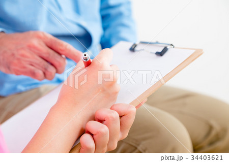 ヘルスチェック 問診 若い看護師とおじいちゃん 老人ホーム デイケアセンター 車椅子  ヘルスチェック 問診 若い看護師とおじいちゃん 老人ホーム デイケアセンター 車椅子  34403621