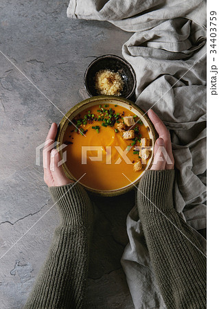 Pumpkin carrot soup 34403759