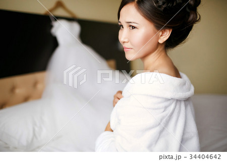 A bride in a white robe from the morning before 34404642
