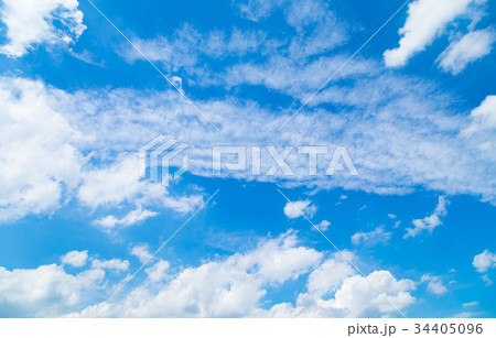 雲　空　青い空　白い雲　秋の空　晩夏の空　背景用素材　クラウド　青空　合成用背景 34405096