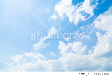 雲　空　青い空　白い雲　秋の空　晩夏の空　背景用素材　クラウド　青空　合成用背景 34405100