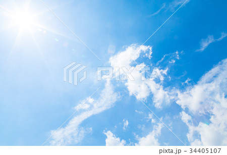 雲　空　青い空　白い雲　秋の空　晩夏の空　背景用素材　クラウド　青空　合成用背景 34405107