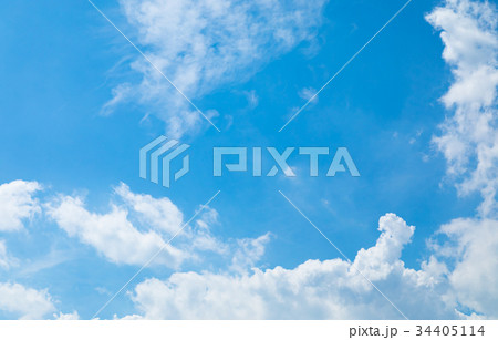 雲　空　青い空　白い雲　秋の空　晩夏の空　背景用素材　クラウド　青空　合成用背景 34405114