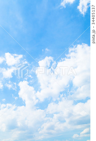 雲　空　青い空　白い雲　秋の空　晩夏の空　背景用素材　クラウド　青空　合成用背景 34405137