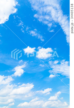 雲　空　青い空　白い雲　秋の空　晩夏の空　背景用素材　クラウド　青空　合成用背景 34405138