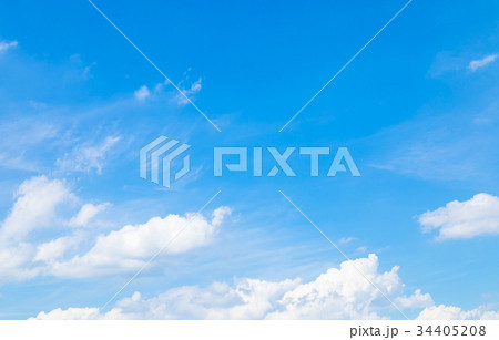 雲　空　青い空　白い雲　秋の空　晩夏の空　背景用素材　クラウド　青空　合成用背景 34405208