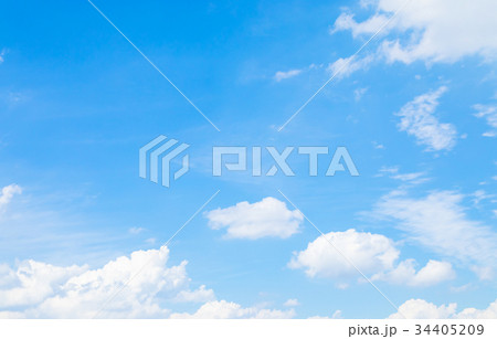 雲　空　青い空　白い雲　秋の空　晩夏の空　背景用素材　クラウド　青空　合成用背景 34405209