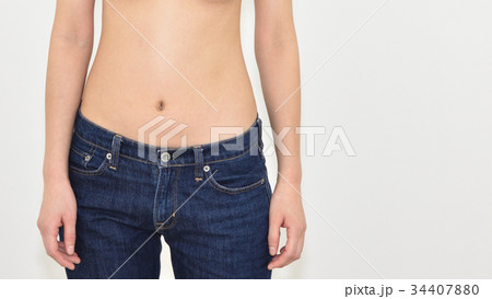 ジーンズの女性 34407880