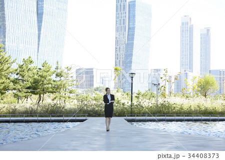 高層ビル ビジネスウーマン 若い女性 34408373