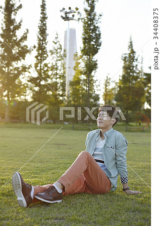 目を閉じる 自由 若い男 34408375