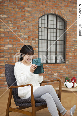 足を組む 若い女性 テーブル 34408419