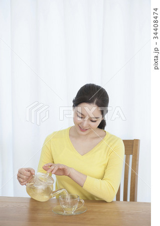 若い女性 急須 マグ 34408474