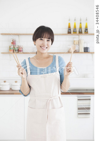 木のスプーン エプロン 主婦 34408546