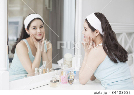 鏡 ビューティー 若い女性 34408652