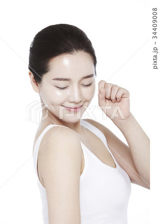 目を閉じる 笑顔 微笑 34409008