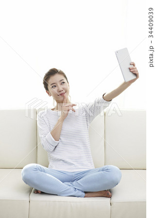 アイパッドミニ 若い女性 楽しみ 34409039