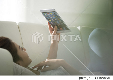 アイパッドミニ 若い女性 タブレットピーシー 34409056