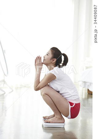 若い女性 しゃがん座る 屈む 34409087