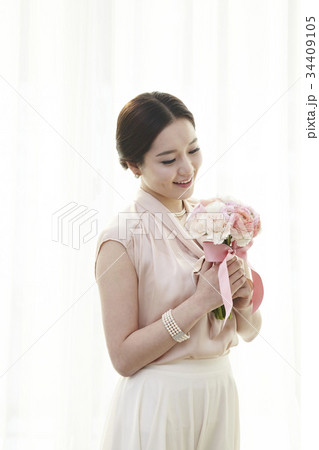 花束 リボン 笑顔 34409105
