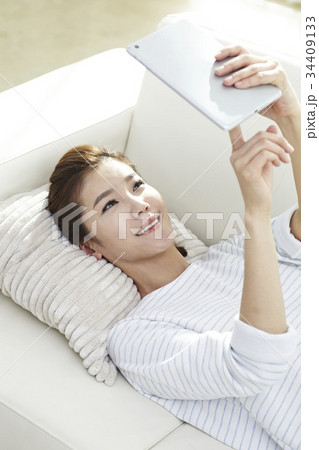 アイパッドミニ 若い女性 楽しみ 34409133