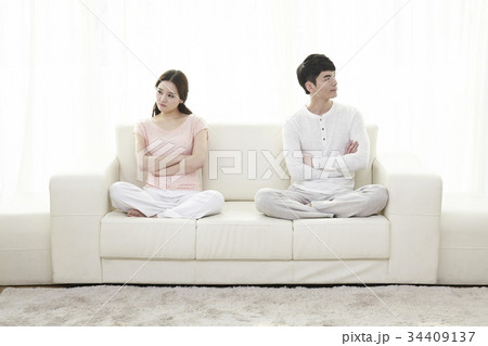不満 新婚夫婦 腕組み 34409137
