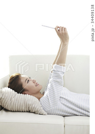 アイパッドミニ 若い女性 タブレットピーシー 34409138