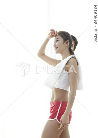 ダイエット ボディライン 若い女性 34409184
