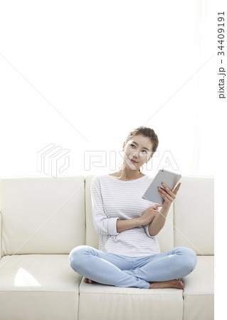 アイパッドミニ 若い女性 タブレットピーシー 34409191