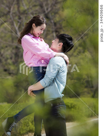 デート カップル 抱擁 34409666
