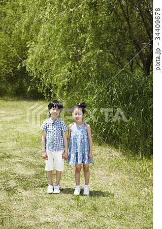 公園 手を引く 手をにぎる 34409678