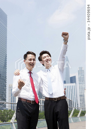 ビジネスマン 肩組み 自信を持って 34409694