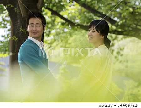 振り返っ表示 振り向く 夫婦 34409722