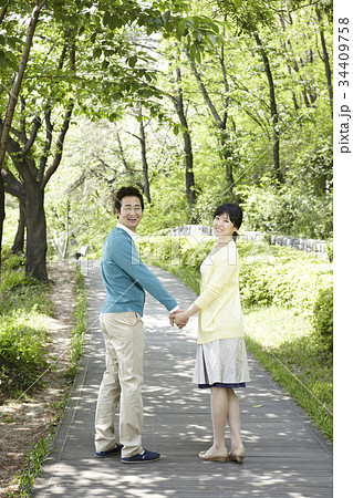 公園 夫婦 手を引く 34409758