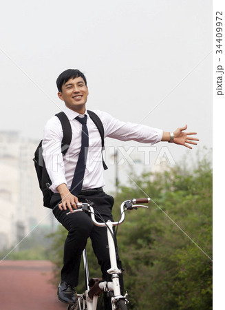 ビジネスマン 自転車 通勤 34409972