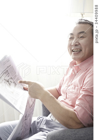新聞 笑い 中年 34409988
