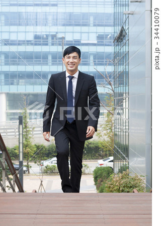 歩く 笑顔 微笑 34410079