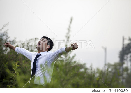 目を閉じる 笑顔 微笑 34410080