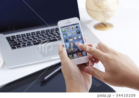 MacBookの 手 スマートフォン 34410109