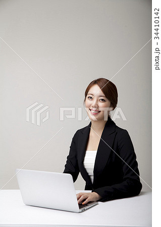 ビジネスウーマン 笑い 若い女性 34410142