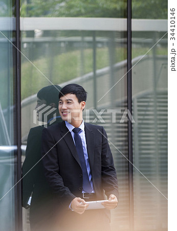 よりかかる 笑顔 微笑 34410146