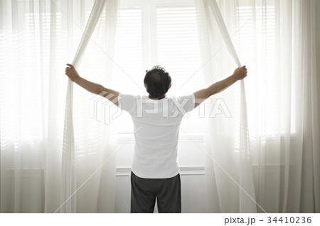 上げ見る 見上げる 中年 34410236