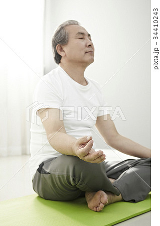 結跏趺坐 瞑想 ヨガの写真素材