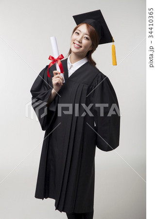 若い女性 卒業 卒業ガウン 34410365