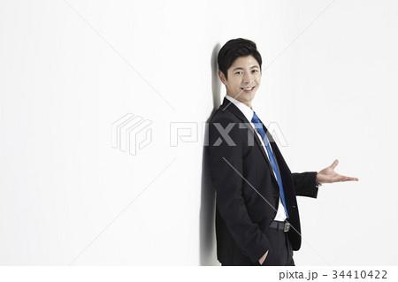 よりかかる 笑顔 微笑 34410422