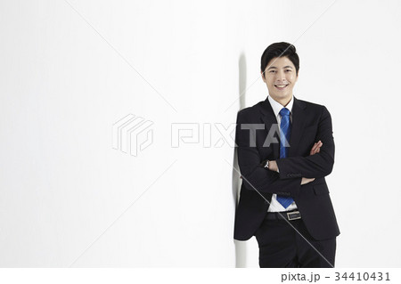 よりかかる ビジネスマン 腕組み 34410431