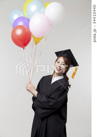 若い女性 卒業ガウン 韓国 34410440