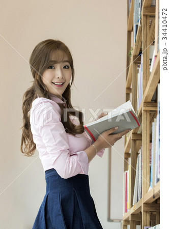 大学生 図書館 若い女性 34410472