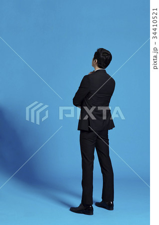 後姿 ビジネスマン 上げ見る 34410521