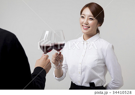 酒 杯 若い女性 34410528